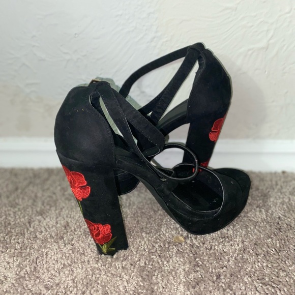 Size 9 black heels with rose detail on the back. - Picture 2 of 4